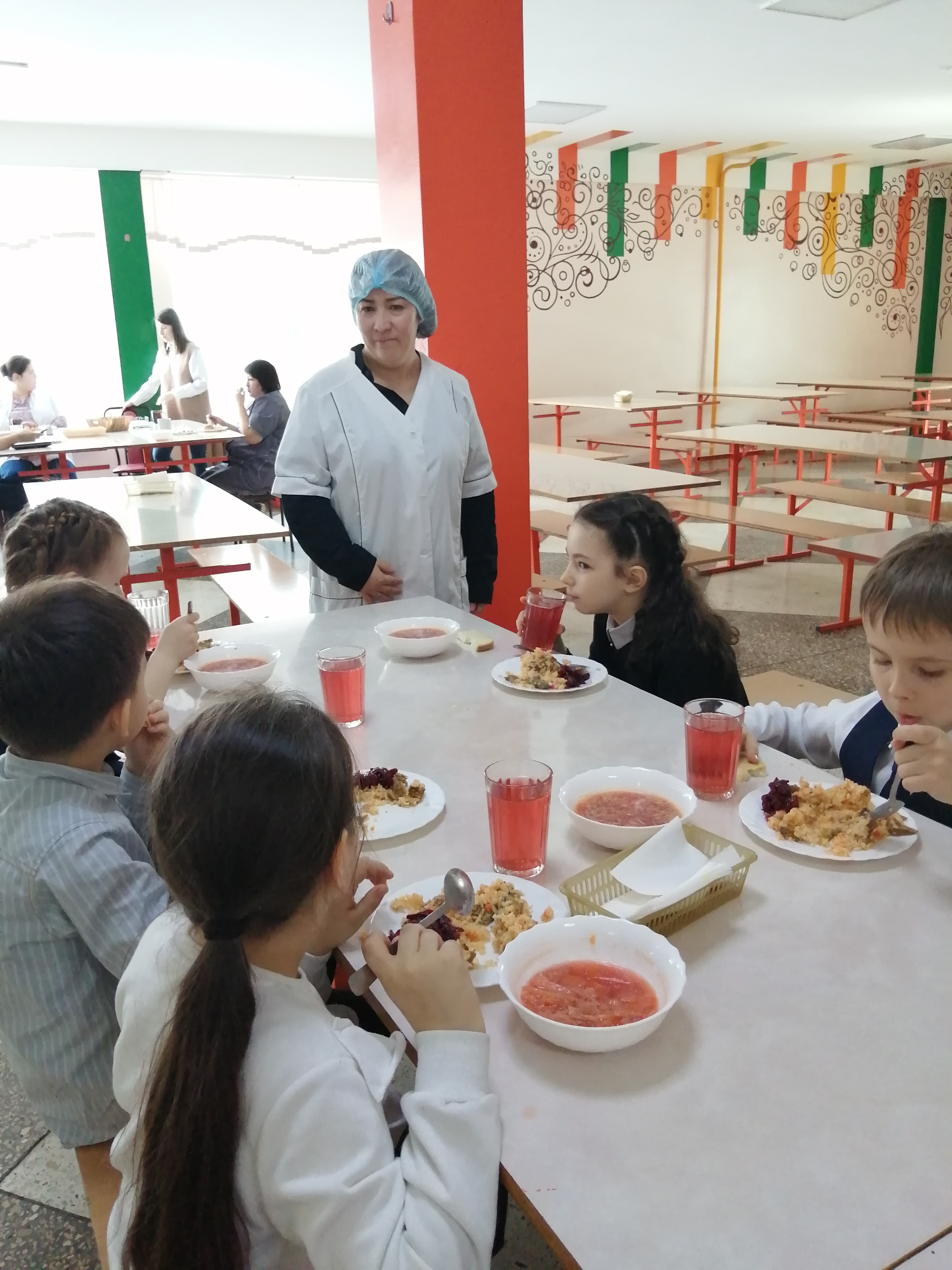 Проверка организации в школьной столовой горячего питания для обучающихся школы комиссией родительского контроля.