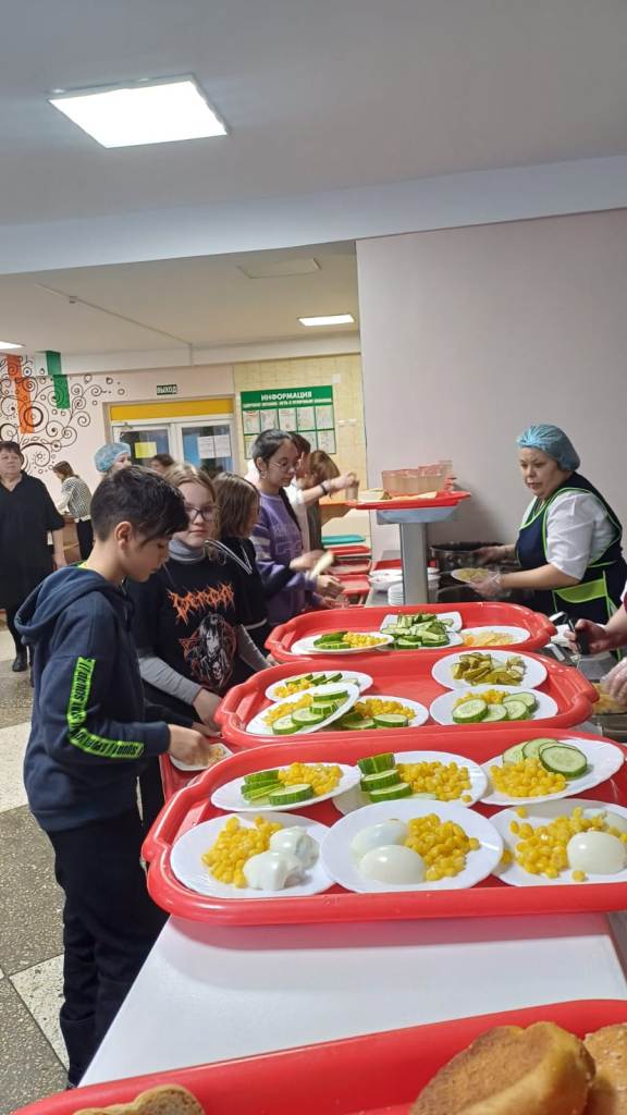 Проверка организации в школьной столовой горячего питания для обучающихся школы комиссией родительского контроля.